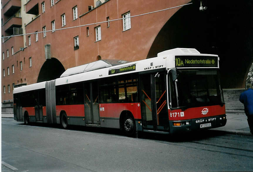 (056'614) - Wiener Linien - Nr. 8171/W 2132 LO - Gr�f&Stift am 9. Oktober 2002 in Wien, Heiligenstadt