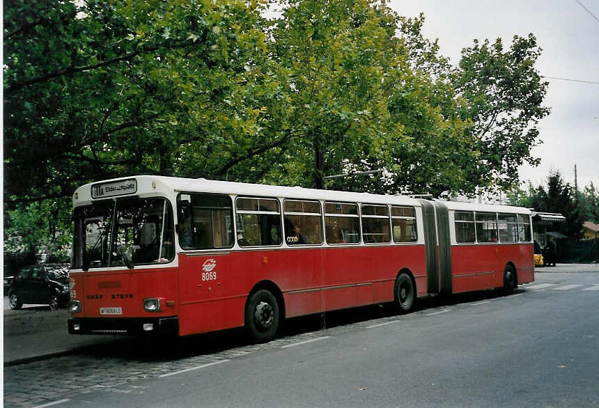(056'618) - Wiener Linien - Nr. 8069/W 8069 LO - Gr�f/Steyr am 9. Oktober 2002 in Wien, Heiligenstadt