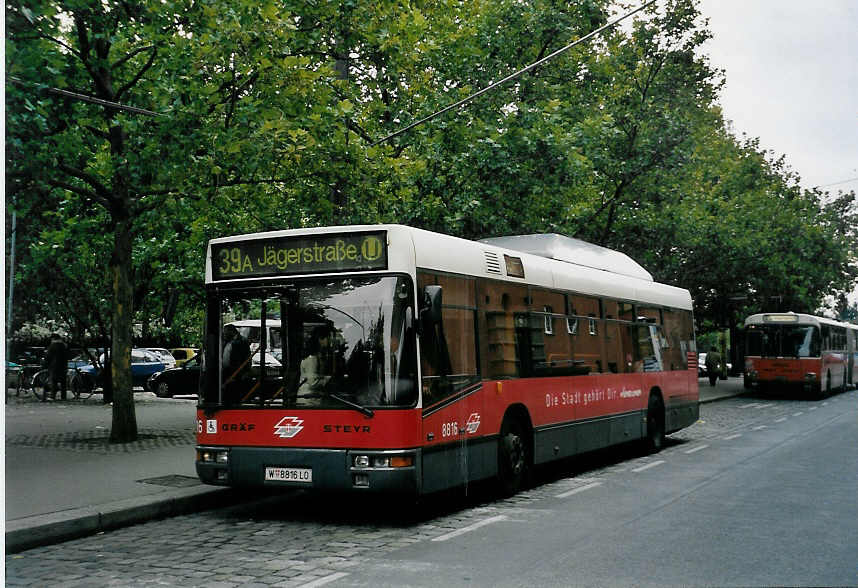 (056'626) - Wiener Linien - Nr. 8816/W 8816 LO - Grf/Steyr am 9. Oktober 2002 in Wien, Heiligenstadt