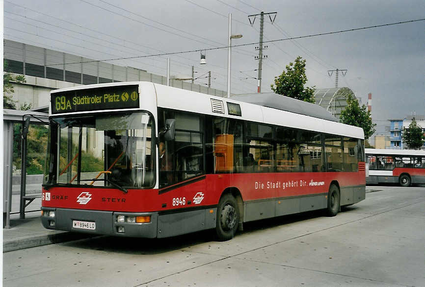 (056'704) - Wiener Linien - Nr. 8946/W 8946 LO - Grf/Steyr am 9. Oktober 2002 in Wien, Simmering