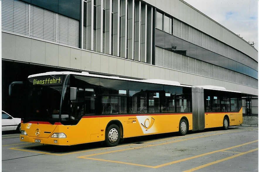 (057'018) - PTT-Regie - P 27'008 - Mercedes am 20. Oktober 2002 in Bern, Postautostation