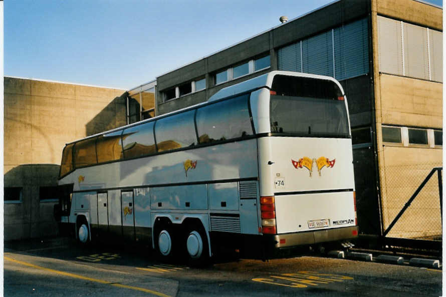 (057'035) - Dupraz, Gen�ve - Nr. 74/GE 96'067 - Neoplan am 20. Oktober 2002 in Neuch�tel, Expo.02