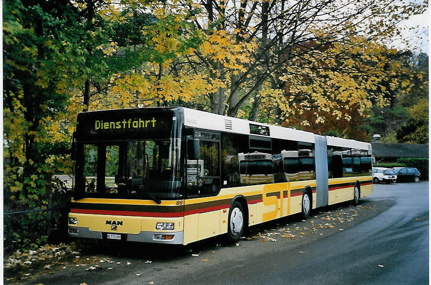 (057'108) - STI Thun - Nr. 89/BE 572'089 - MAN am 25. Oktober 2002 bei der Schiffl�ndte Thun