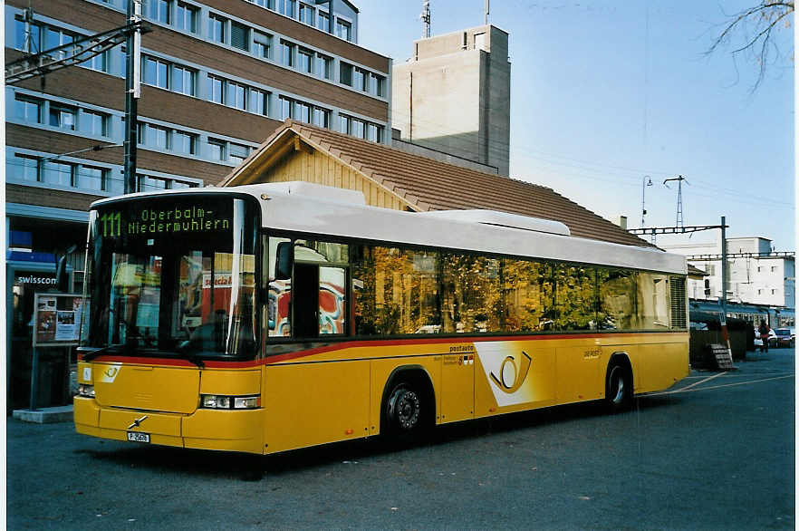 (057'120) - PTT-Regie - P 25'678 - Volvo/Hess am 26. Oktober 2002 beim Bahnhof K�niz