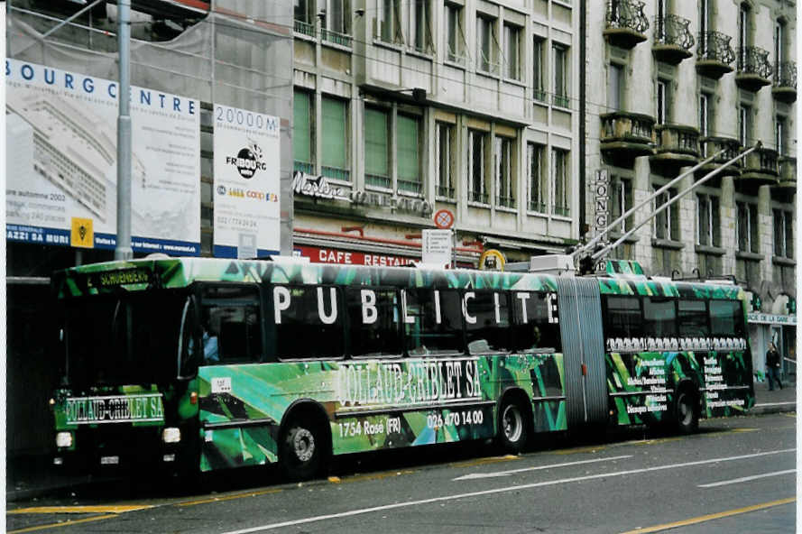 (057'227) - TPF Fribourg - Nr. 504/FR 300'408 - Volvo/Hess Gelenkduobus (ex TF Fribourg Nr. 104) am 3. November 2002 beim Bahnhof Fribourg