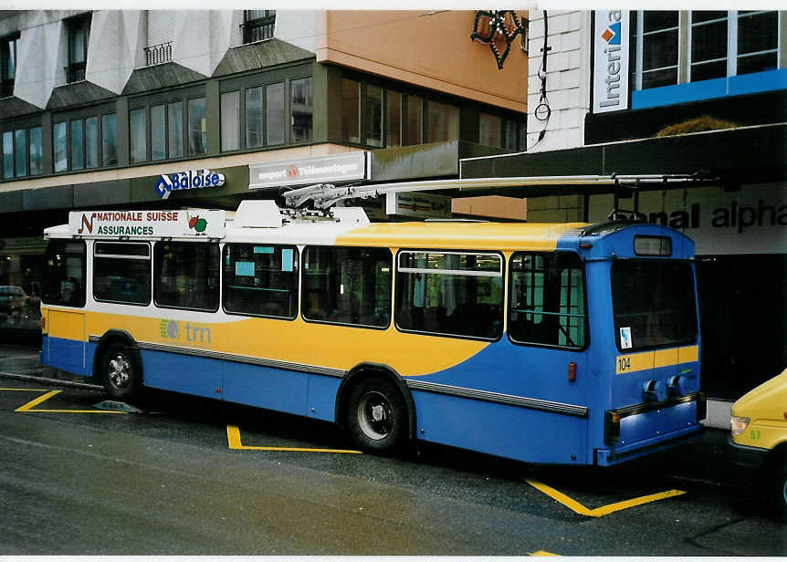 (057'417) - TC La Chaux-de-Fonds - Nr. 104 - FBW/Hess-Haag Trolleybus am 30. November 2002 in La Chaux-de-Fonds, Gr. Fontaine