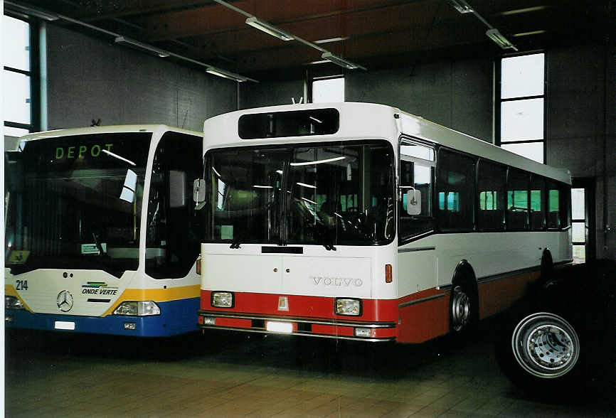 (057'425) - VR La Chaux-de-Fonds - Nr. 74/NE 98'971 - Volvo/R&J am 30. November 2002 in La Chaux-de-Fonds, D�p�t TC
