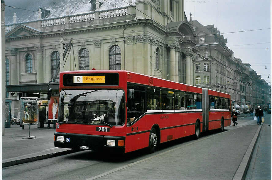 (057'629) - Bernmobil, Bern - Nr. 201/BE 500'201 - MAN am 13. Dezember 2002 beim Bahnhof Bern