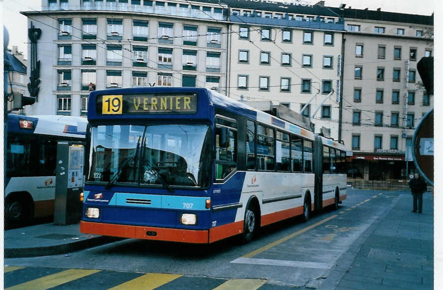 (058'212) - TPG Gen�ve - Nr. 707 - NAW/Hess Gelenktrolleybus am 1. Januar 2003 beim Bahnhof Gen�ve