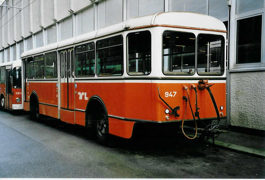 (058'334) - TL Lausanne - Nr. 947 - Moser/Eggli-Mischler Personenanh�nger am 1. Januar 2003 in Lausanne, D�p�t Borde