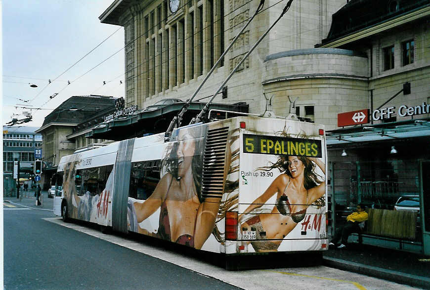 (058'412) - TL Lausanne - Nr. 812/VD 350'169 - Neoplan Gelenkduobus am 1. Januar 2003 beim Bahnhof Lausanne