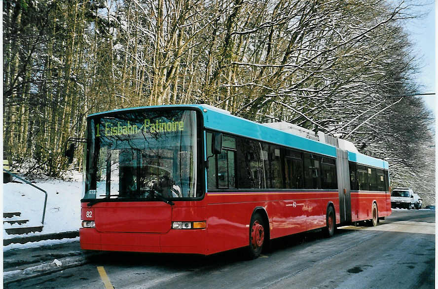 (058'708) - VB Biel - Nr. 82 - NAW/Hess Gelenktrolleybus am 1. Februar 2003 in Biel, Vorh�lzli
