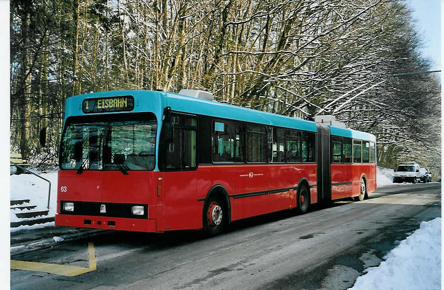 (058'709) - VB Biel - Nr. 63 - Volvo/R&J Gelenktrolleybus am 1. Februar 2002 in Biel, Vorh�lzli