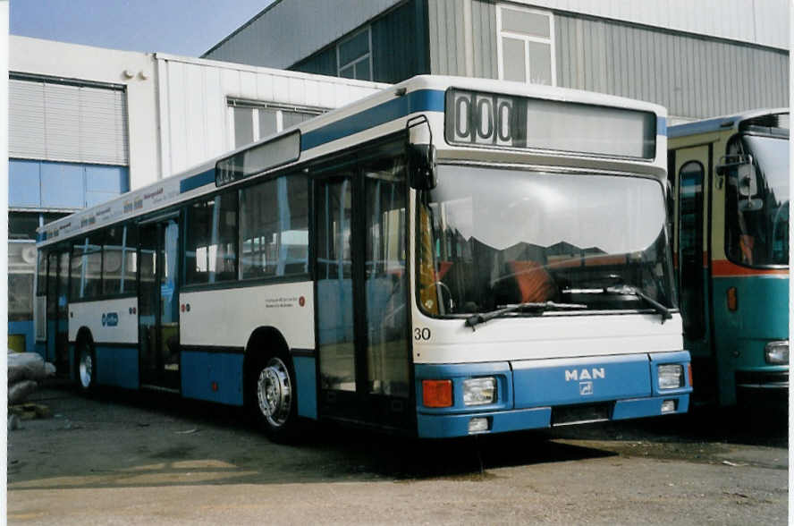 (059'025) - H�rzeler, Dietikon - Nr. 30 - MAN am 22. Februar 2003 in Biel, BTR