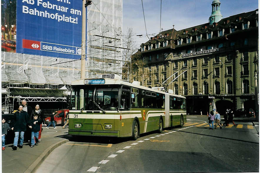 (059'106) - SVB Bern - Nr. 31 - FBW/Hess Gelenktrolleybus am 1. M�rz 2003 beim Bahnhof Bern