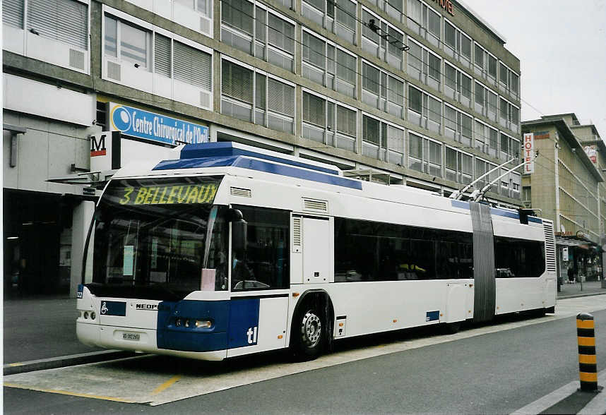 (059'122) - TL Lausanne - Nr. 822/VD 382'265 - Neoplan Gelenkduobus am 16. M�rz 2003 beim Bahnhof Lausanne