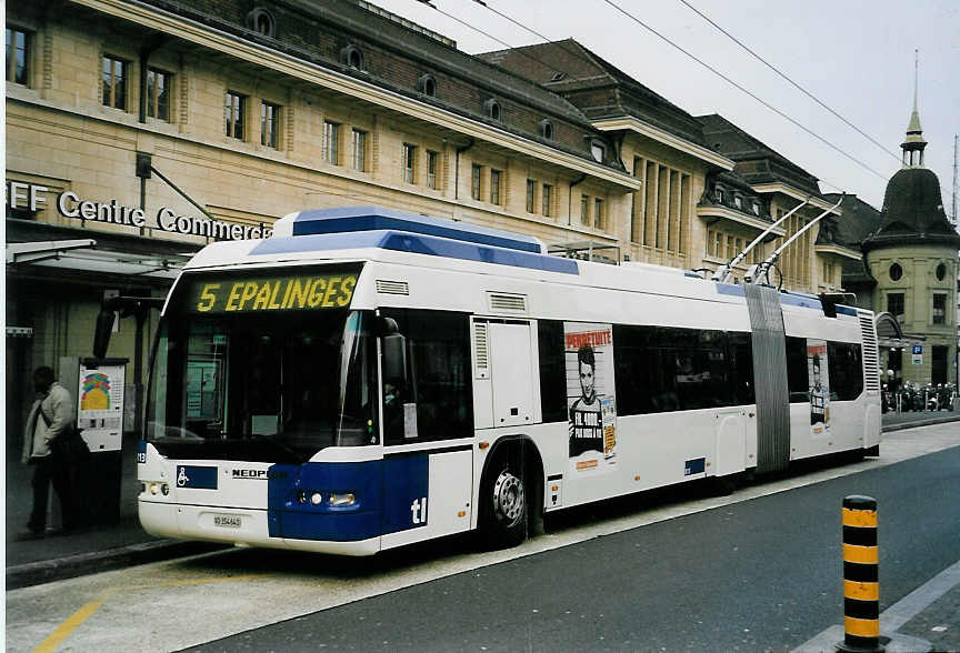 (059'123) - TL Lausanne - Nr. 813/VD 354'641 - Neoplan Gelenkduobus am 16. M�rz 2003 beim Bahnhof Lausanne