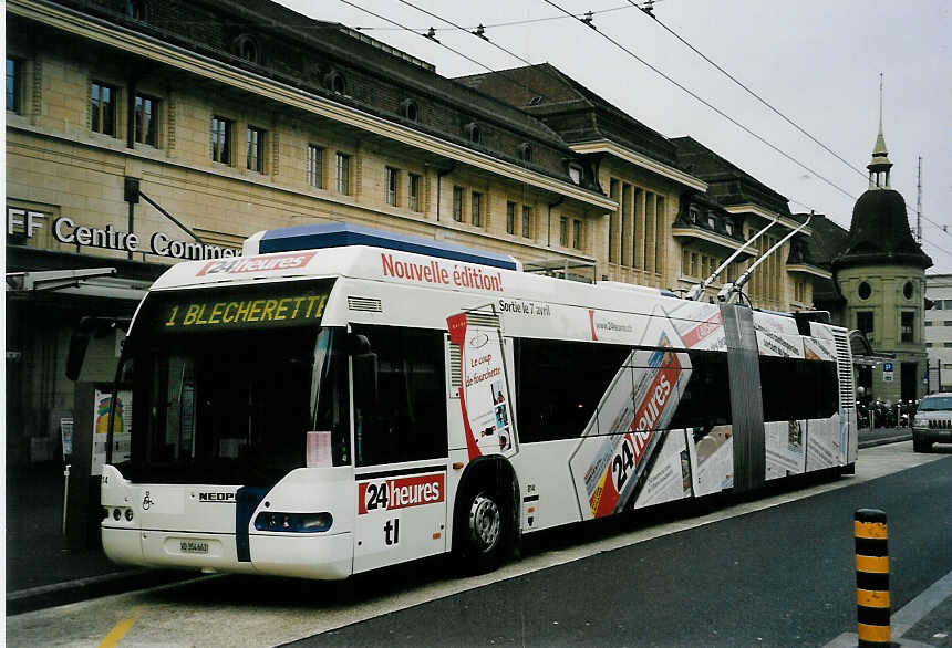 (059'126) - TL Lausanne - Nr. 814/VD 354'663 - Neoplan Gelenkduobus am 16. M�rz 2003 beim Bahnhof Lausanne