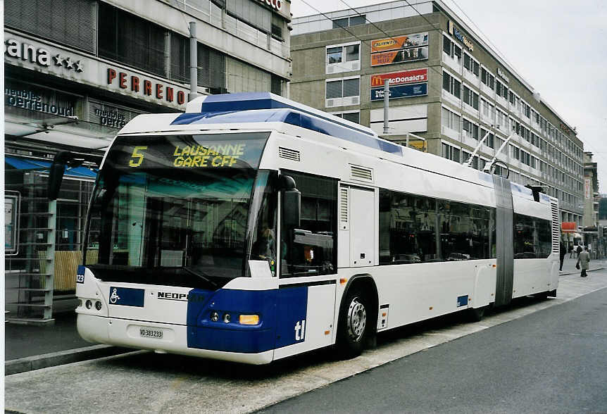 (059'127) - TL Lausanne - Nr. 823/VD 383'233 - Neoplan Gelenkduobus am 16. M�rz 2003 beim Bahnhof Lausanne