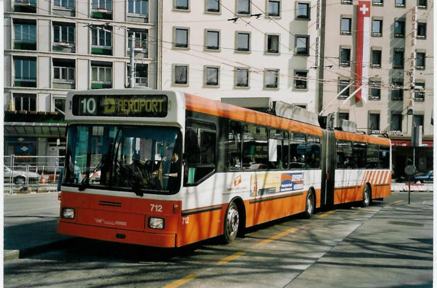 (059'232) - TPG Gen�ve - Nr. 712 - NAW/Hess Gelenktrolleybus am 16. M�rz 2003 beim Bahnhof Gen�ve