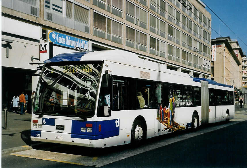 (059'236) - TL Lausanne - Nr. 548/VD 1528 - Van Hool am 16. M�rz 2003 beim Bahnhof Lausanne