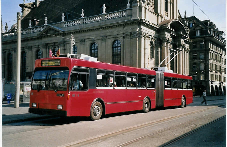(059'530) - Bernmobil, Bern - Nr. 63 - Volvo/R&J Gelenktrolleybus am 30. M�rz 2003 beim Bahnhof Bern
