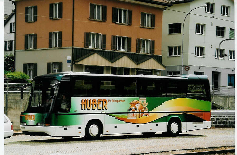 (060'405) - Huber, Entlebuch - LU 15'005 - Neoplan am 26. Mai 2003 beim Bahnhof Erstfeld