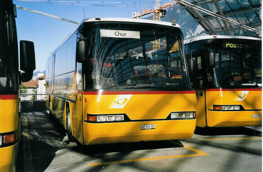 (062'237) - PostAuto Graubnden - GR 102'382 - Neoplan (ex P 25'123) am 30. Juli 2003 in Chur, Postautostation