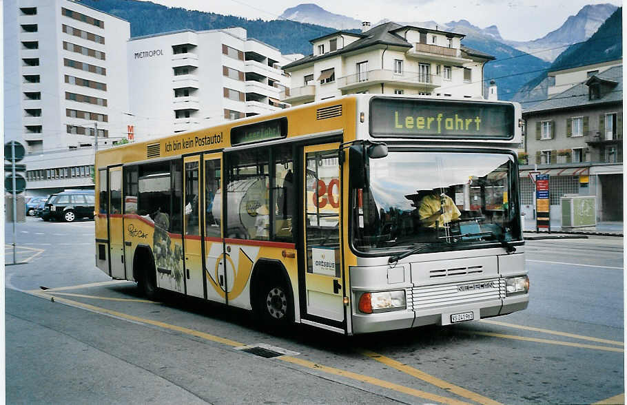 (062'324) - PostAuto Oberwallis - VS 241'961 - Neoplan (ex P 23'026; ex Zerzuben, Visp-Eyholz Nr. 52) am 30. Juli 2003 beim Bahnhof Brig