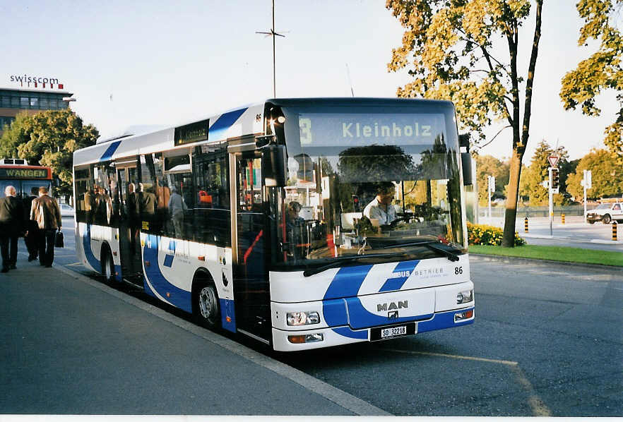 (063'214) - BOGG Wangen b.O. - Nr. 86/SO 32'218 - MAN/Gppel am 3. September 2003 beim Bahnhof Olten