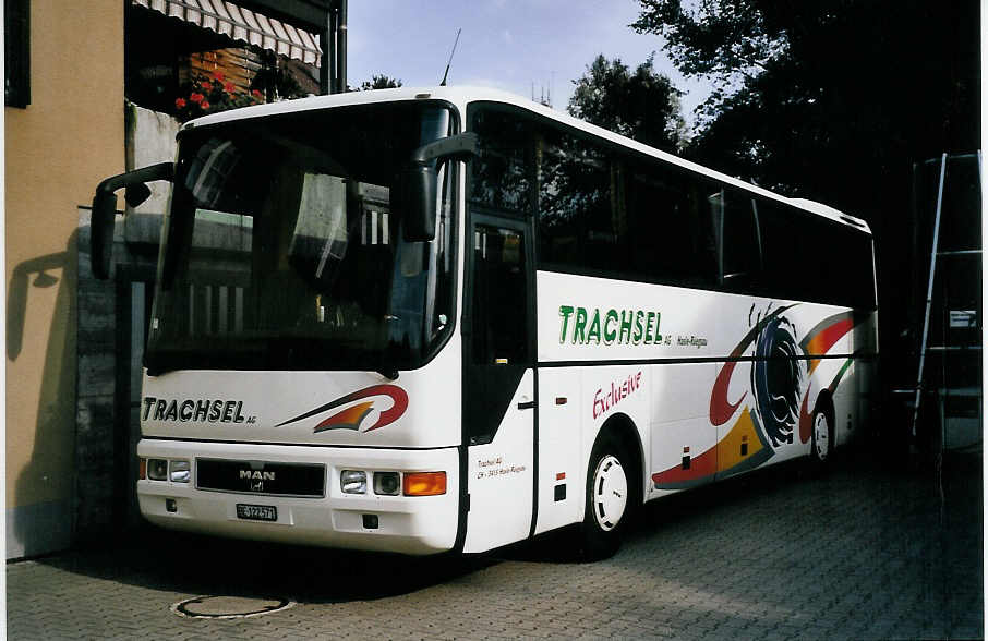 (063'333) - Trachsel, Hasle-R�egsau - BE 122'571 - MAN am 7. September 2003 in Hasle-R�egsau, Garage