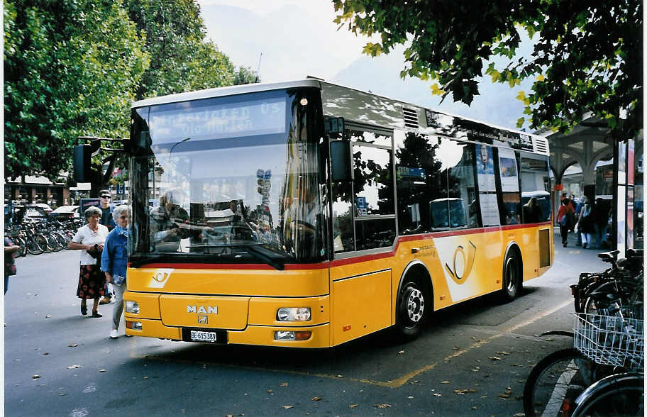 (063'511) - PostAuto Berner Oberland - BE 615'389 - MAN/G�ppel (ex P 23'033) am 22. September 2003 beim Bahnhof Interlaken West