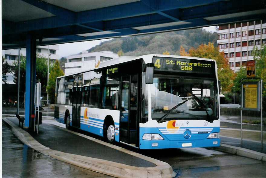 (063'909) - RTB Altsttten - Nr. 37/SG 131'725 - Mercedes am 9. Oktober 2003 beim Bahnhof Heerbrugg