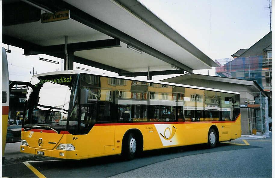 (064'134) - Voegtlin-Meyer, Brugg - Nr. 98/AG 8770 - Mercedes am 18. Oktober 2003 beim Bahnhof Brugg