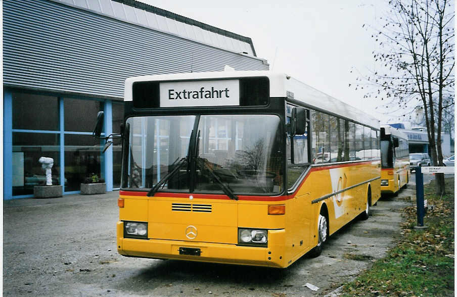 (064'407) - PostAuto Thal-G�u-Lebern - Mercedes (ex P 25'263) am 22. November 2003 in Biel, BTR