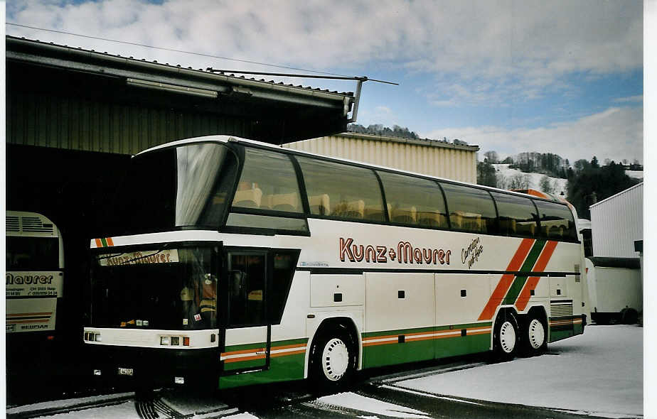 (065'208) - Kunz+Maurer, Burgistein - Nr. 14/BE 441'014 - Neoplan am 25. Januar 2004 in Burgistein, Garage