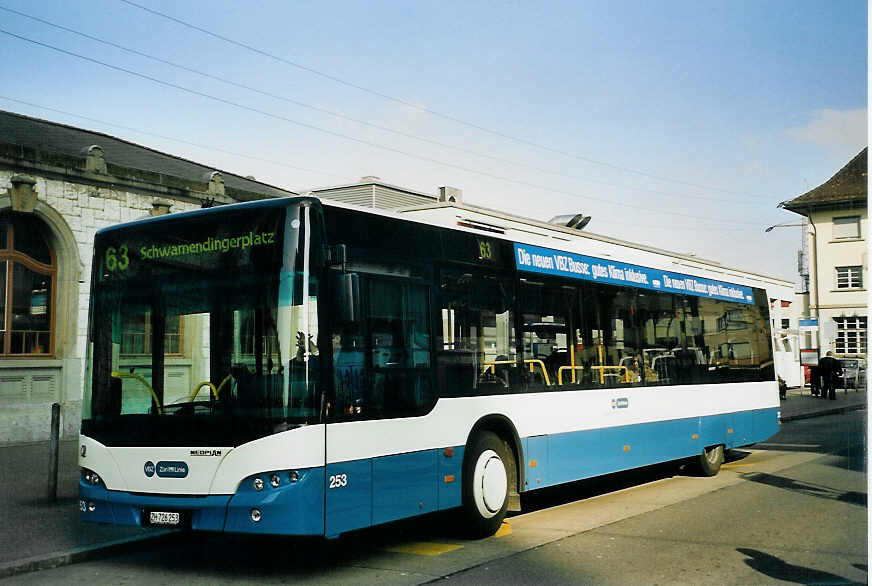 (065'526) - VBZ Zrich - Nr. 253/ZH 726'253 - Neoplan am 16. Februar 2004 beim Bahnhof Zrich-Oerlikon