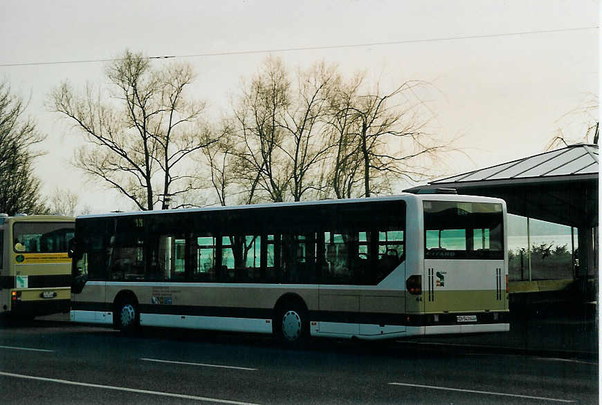 (065'629) - AZZK Zollikon - Nr. 44/ZH 543'644 - Mercedes am 16. Februar 2004 beim Bahnhof Z�rich-Tiefenbrunnen
