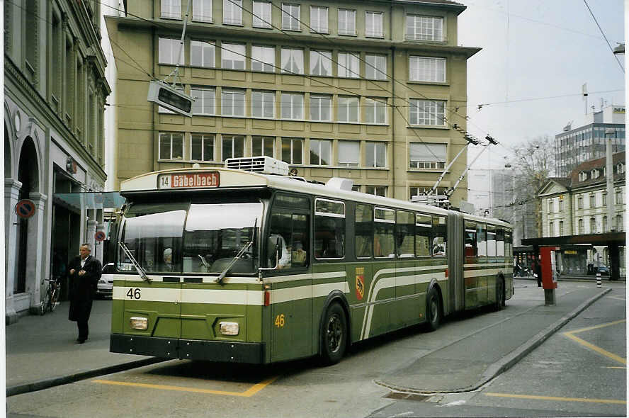 (066'008) - SVB Bern - Nr. 46 - FBW/Hess Gelenktrolleybus am 8. Mrz 2004 beim Bahnhof Bern