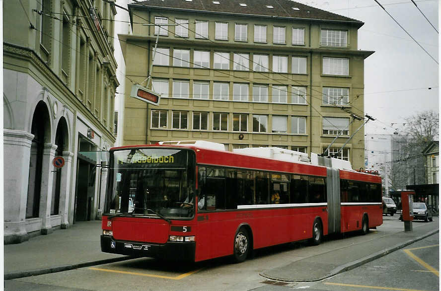 (066'011) - Bernmobil, Bern - Nr. 5 - NAW/Hess Gelenktrolleybus am 8. Mrz 2004 beim Bahnhof Bern