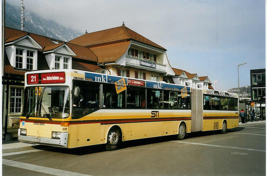 (066'405) - STI Thun - Nr. 65/BE 435'065 - Mercedes am 27. Mrz 2004 beim Bahnhof Interlaken Ost