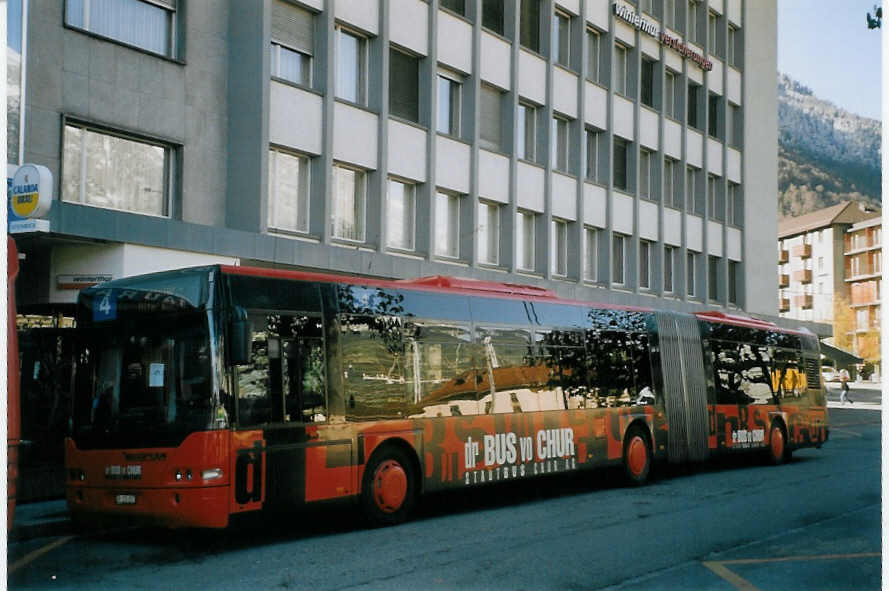 (066'614) - SBC Chur - Nr. 57/GR 155'857 - Neoplan am 20. April 2004 beim Bahnhof Chur