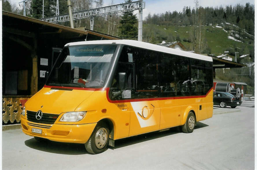 (066'704) - Bossi&Hemmi, Tiefencastel - Nr. 1/GR 152'471 - Mercedes am 20. April 2004 beim Bahnhof Filisur