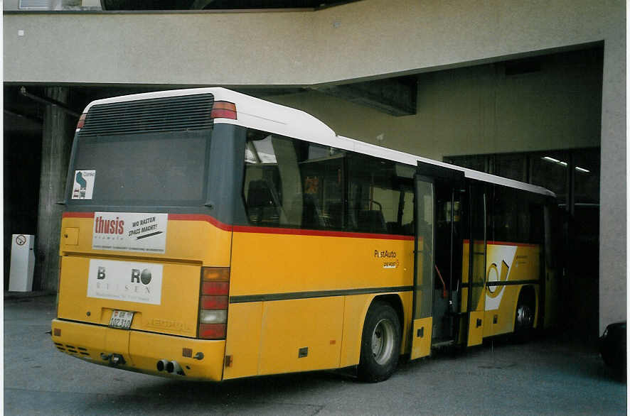 (066'710) - PostAuto Graubnden - GR 102'310 - Neoplan (ex P 25'137) am 20. April 2004 in Thusis, Postautostation