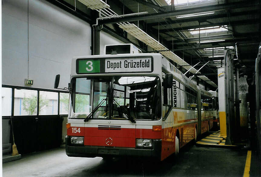 (067'111) - WV Winterthur - Nr. 154 - Mercedes Gelenktrolleybus am 24. April 2004 in Winterthur, Depot Grzefeld