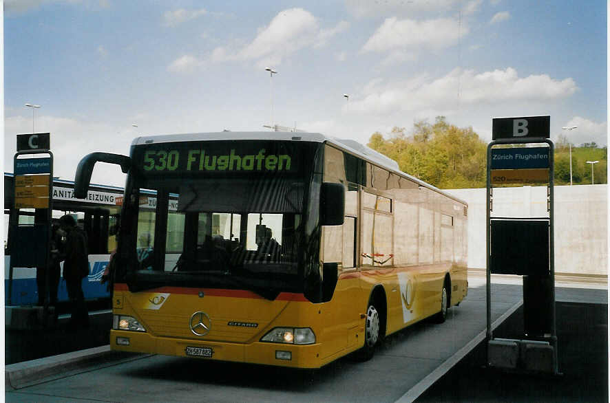 (067'206) - PostAuto Z�rich - Nr. 5/ZH 587'882 - Mercedes am 24. April 2004 in Z�rich, Flughafen