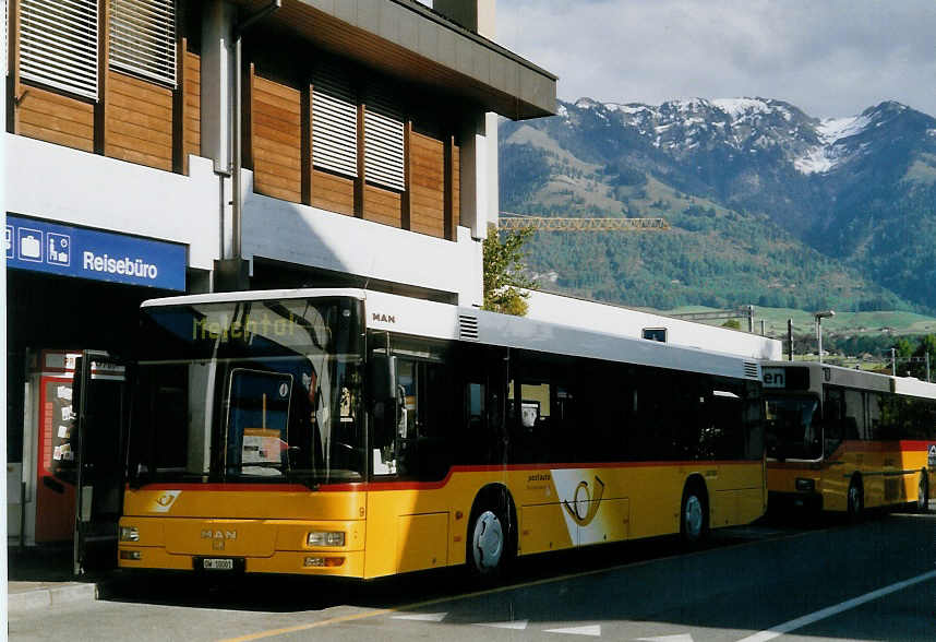 (068'011) - Dillier, Sarnen - Nr. 9/OW 10'001 - MAN am 23. Mai 2004 beim Bahnhof Sarnen