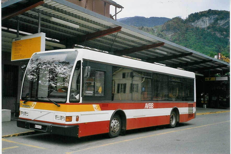 (068'014) - AVBB Schwanden - Nr. 3/BE 216'402 - Volvo/Berkhof am 23. Mai 2004 in Meiringen, Postautostation