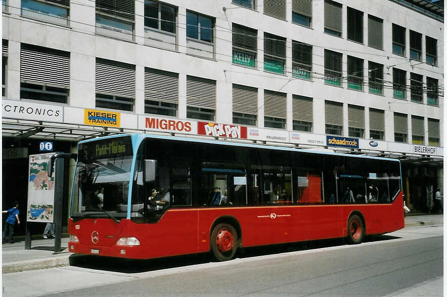 (068'106) - VB Biel - Nr. 123/BE 560'123 - Mercedes am 29. Mai 2004 in Biel, Guisanplatz