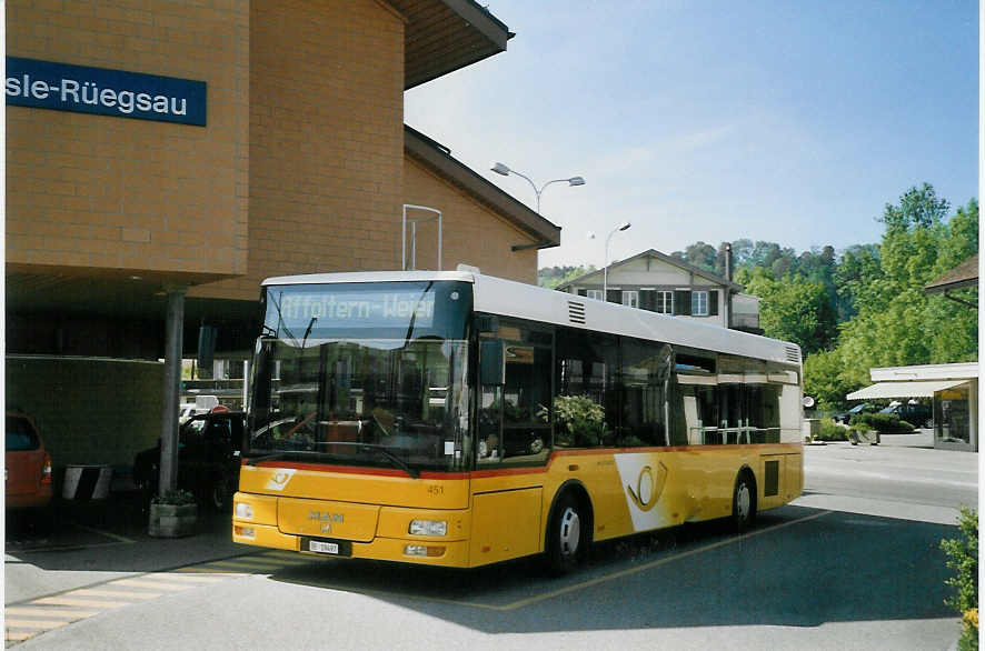 (068'122) - Trachsel, Hasle-R�egsau - Nr. 451/BE 19'497 - MAN/G�ppel (ex PostAuto Bern-Freiburg-Solothurn; ex P 23'031) am 29. Mai 2004 beim Bahnhof Hasle-R�egsau